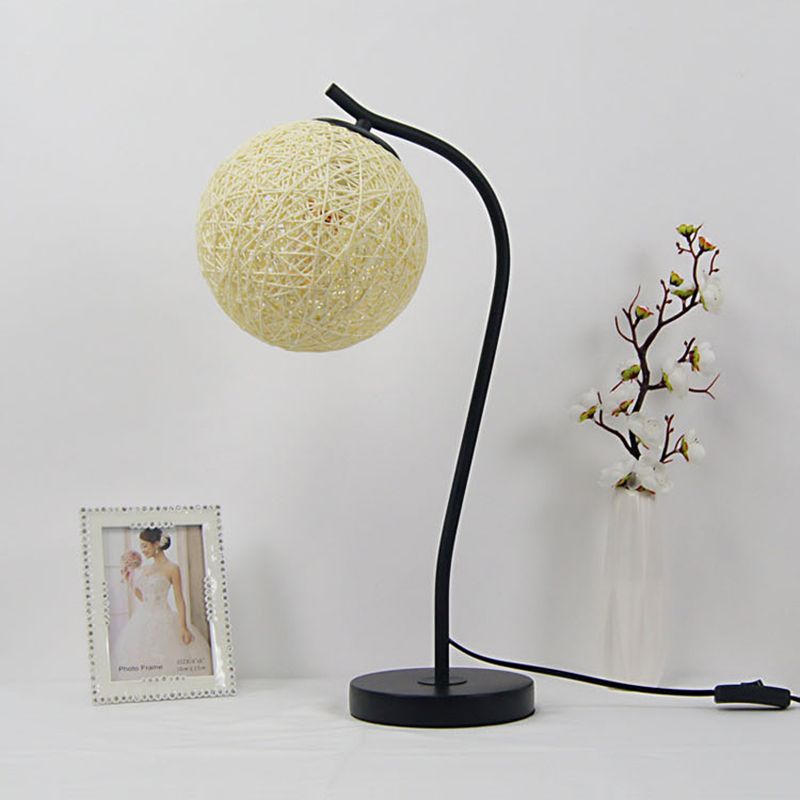 Lampada da tavolo fatta a mano gialla/avorio in stile campagna da tavolo a 1 luce con tonalità a sfera per camera da letto