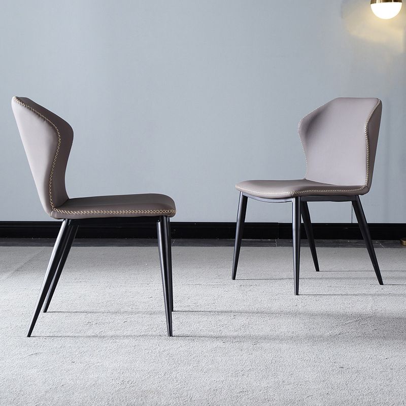El lado sin brazos del diseño contemporáneo preside el cuero que cena la silla lateral