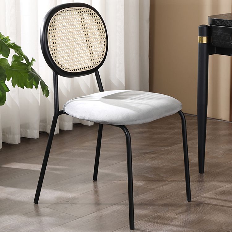 Silla lateral tapizada sin brazos de comedor con parte trasera abierta con patas de metal