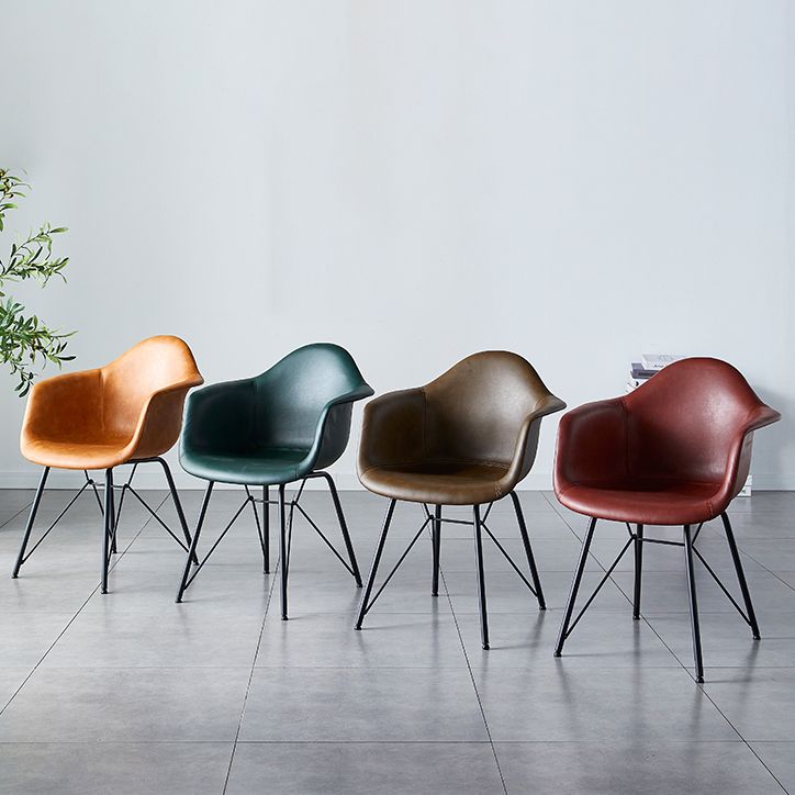 Chaise de salle à manger en cuir des fauteuils à manger à dos solide avec des jambes en métal noir