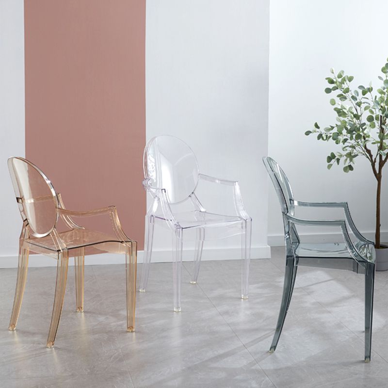Bras en plastique de style contemporain dinant les chaises latérales empilables à dos ouvert de chaises
