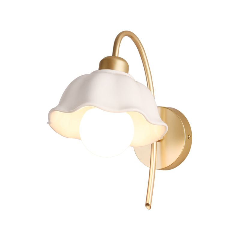 Flower Shape Metal Wall Sconces Modern 1 Light Wall Mount Light Fixture in Gold