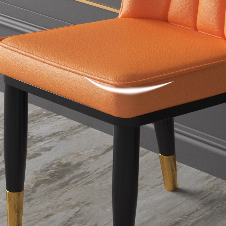 La salle à manger contemporaine en métal préside les chaises latérales à oreilles de finition métallique