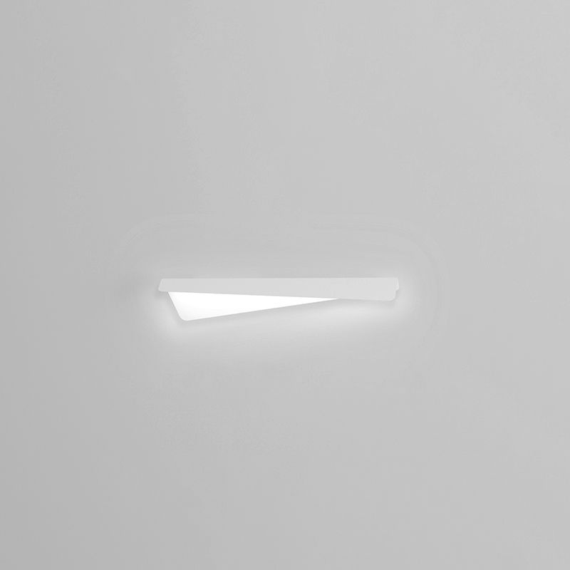 Linear Shape Metal Wall Light Modern Style Single Light Wall Sconce Light in White