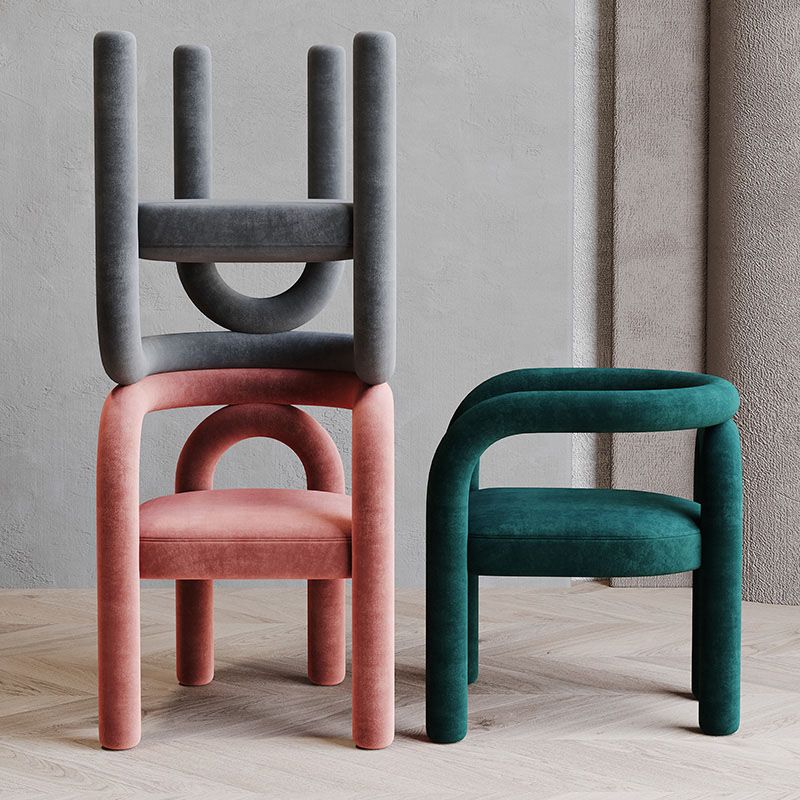 Silla de comedor curvada de terciopelo con respaldo abierto y acabado mate, estilo diseñador