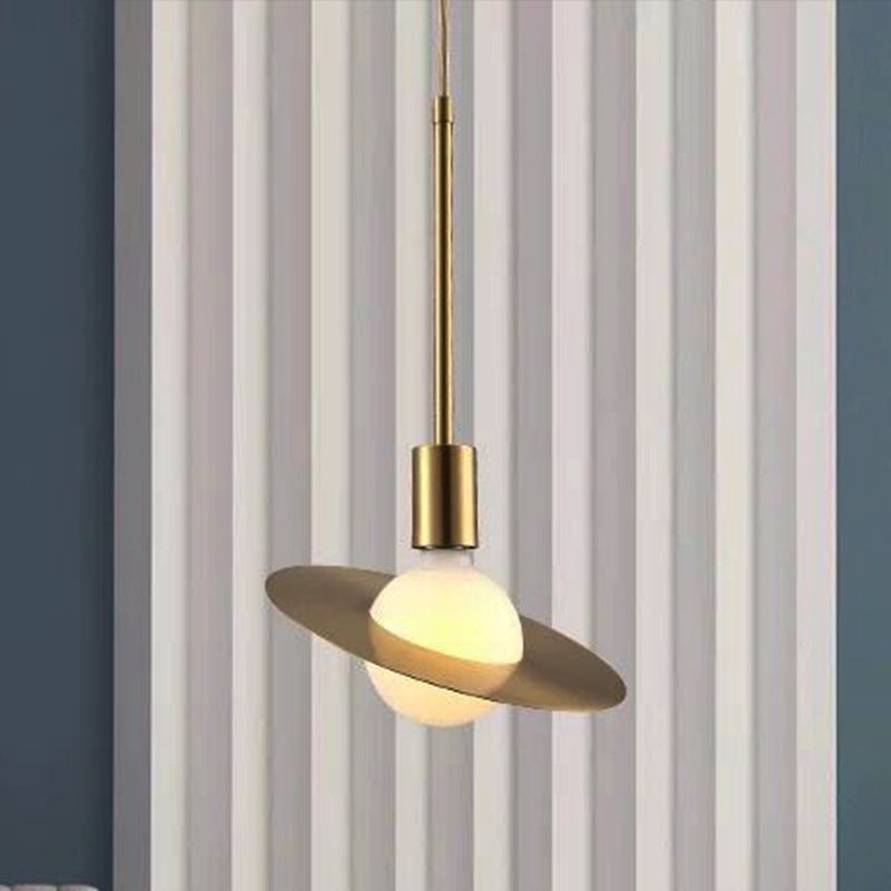 Lámpara colgante de órbita posmoderna vidrio blanco 1 cabezal kit de luz colgante con sombra de metal de disco dorado
