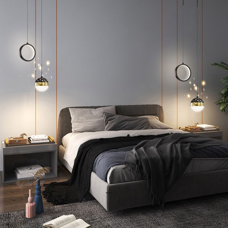 Ciondolo a ciondolo circolare e ascensore contemporaneo in nero per la sala da studio del bar