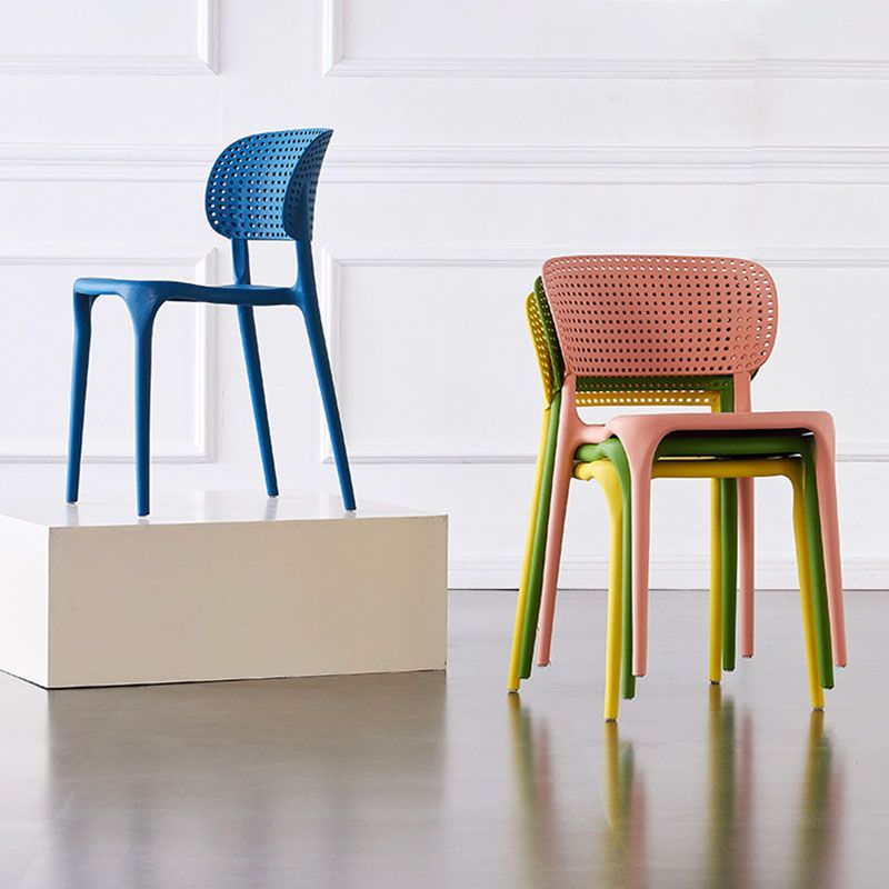 Plástico colorido que cena la silla lateral trasera abierta del estilo nórdico de las sillas sin brazos