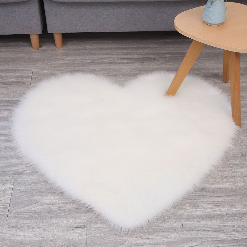 Tapis en peluche en forme de cœur tapis lavable de machine sans glissement convivial pour la maison