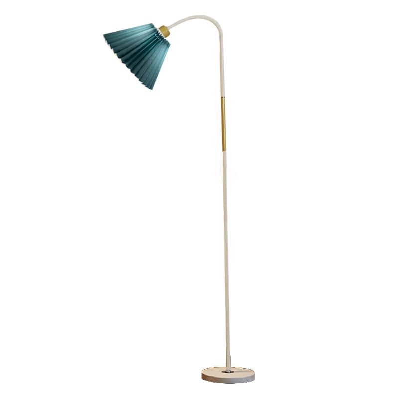 Moderne eenvoudige ijzeren vloerlamp kleurrijk lamp vloerlicht met stoffen schaduw voor slaapkamer