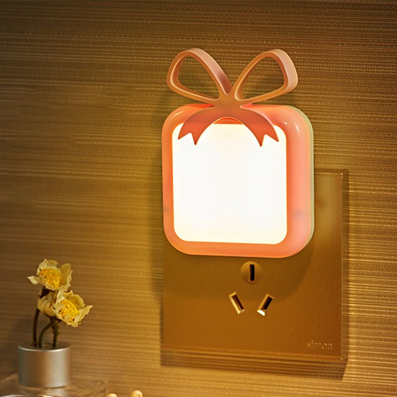 Gift-Shape Light-Sensing Night Light Kids Plastic Blue/Pink Plug in LED Wall Lighting for Bedroom