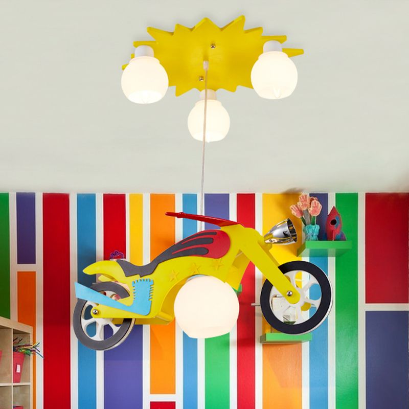 Kinder 4 Lichter Cluster Anhänger Lampe gelbe Motorbike Deckenhänge mit weißem Glasschatten
