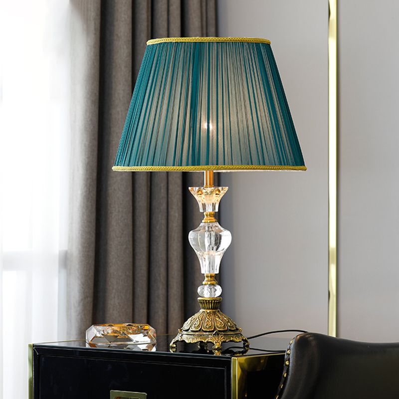 Éclairage de table de nuit conique en cristal, lampe de chevet moderniste dorée à 1 ampoule avec base en forme d'urne