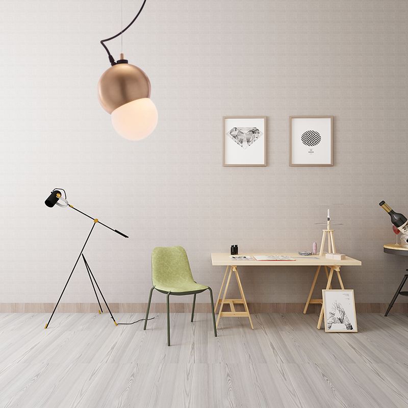 Iluminación colgada con cúpula de metal Estilo modernista 1 Bulbo Golden Pendse Lighting con sombra de vidrio blanco