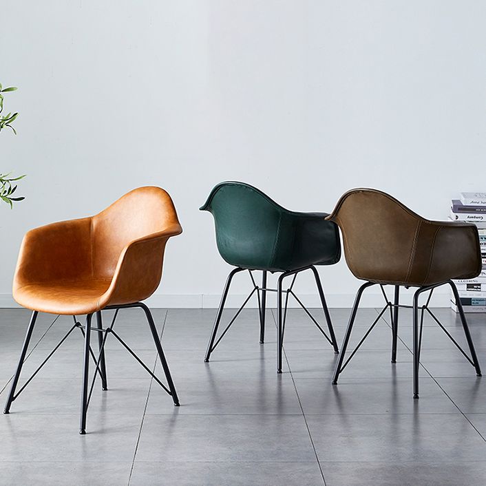 Chaise de salle à manger en cuir des fauteuils à manger à dos solide avec des jambes en métal noir