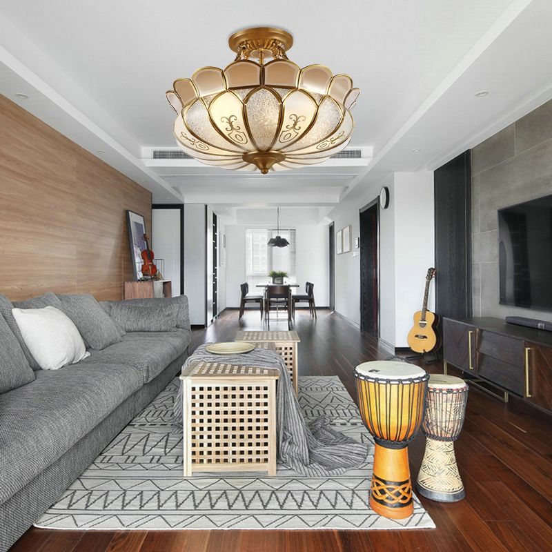 Sala da pranzo smerlata Montaggio semi-flush Glass OPACA coloniale 4 lampadina in ottone.