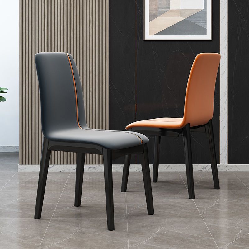 Chaise d'appoint industrielle à dossier solide en bois d'hévéa, chaise de salle à manger en cuir au fini mat avec pieds noirs