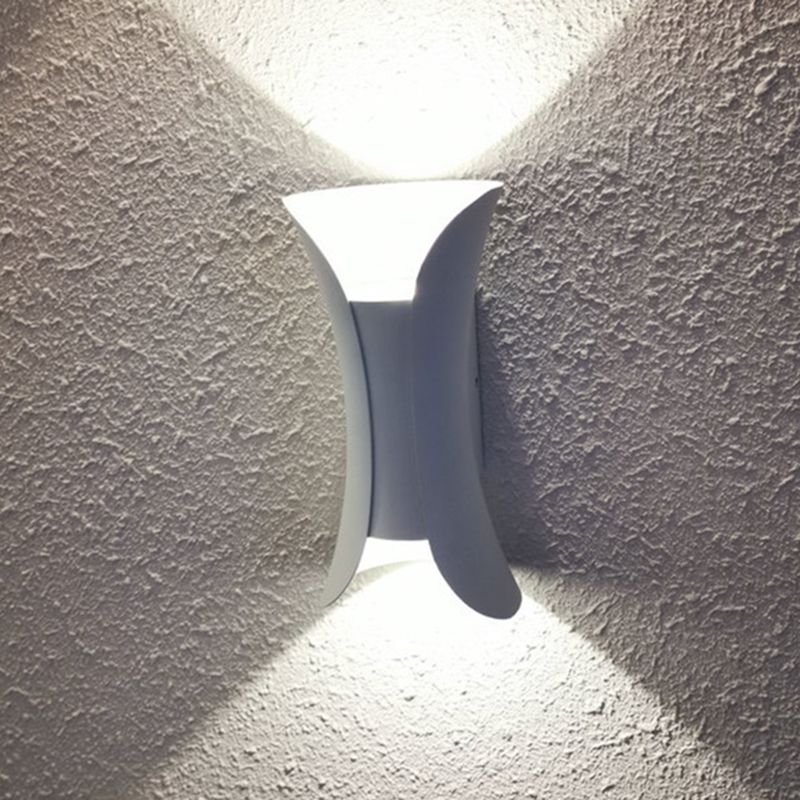 Curl Shape Wall Light Modern Style Metal 1 Light Wall Lamp in Black/White