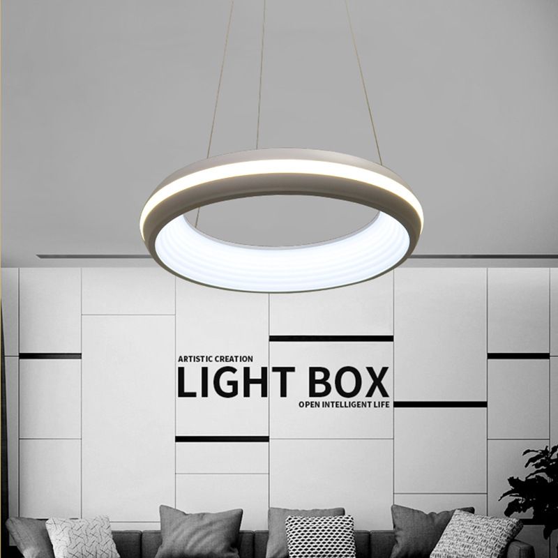 Donut Metal Metal Modernista LED White/Grey Hanging Lighture en tercera marcha, 19 "/25" de ancho