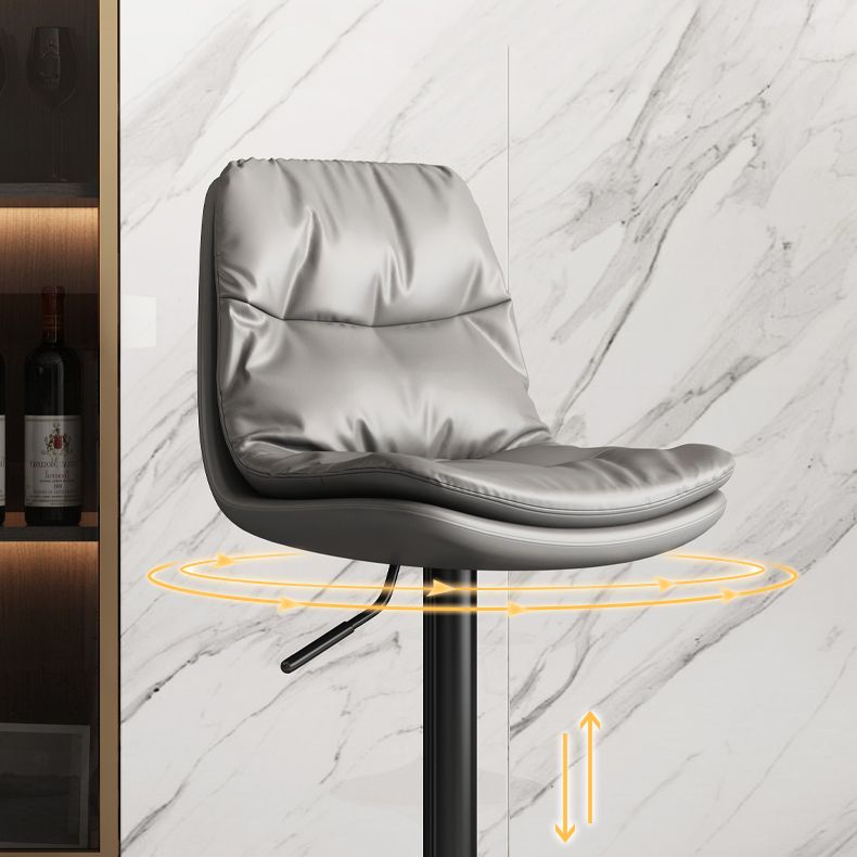 Taburete de bar interior de altura ajustable de cuero moderno con patas de hierro y respaldo bajo