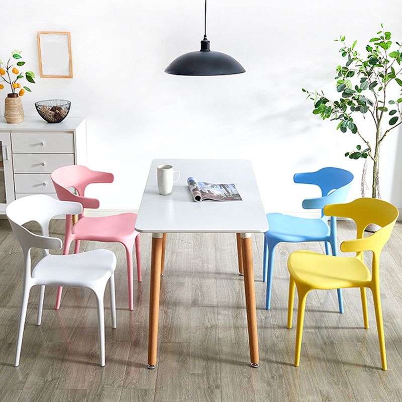 Silla lateral apilable de plástico escandinavo con respaldo abierto y acabado mate