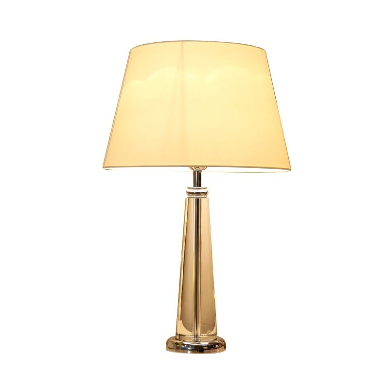 Lámpara de mesa cónica de tela estilo rural luz nocturna de dormitorio de un solo cabezal en color beige con base de cristal