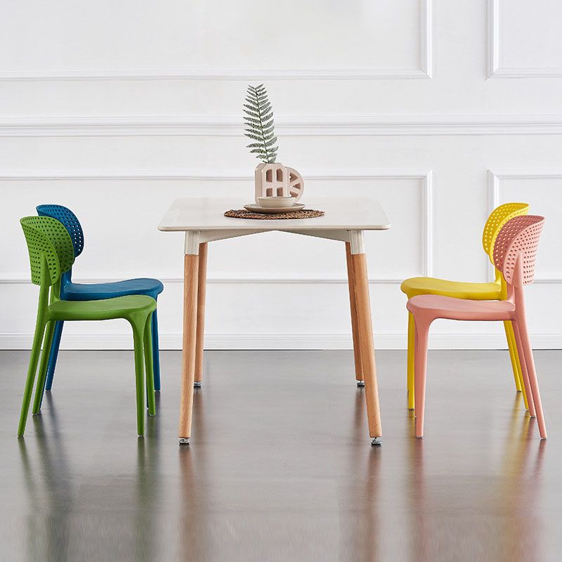 Plástico colorido que cena la silla lateral trasera abierta del estilo nórdico de las sillas sin brazos