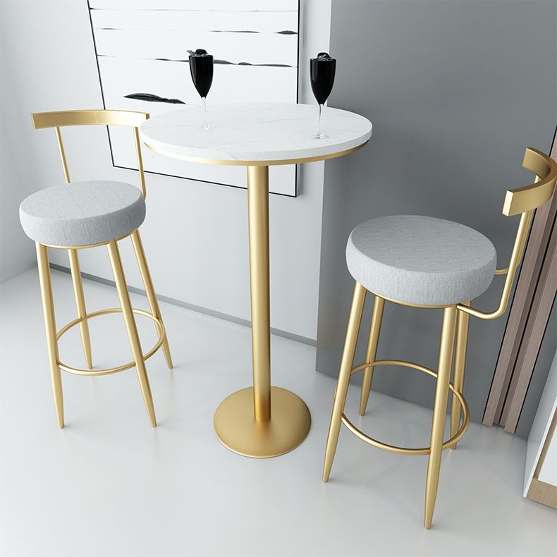 Taburete de bar con respaldo bajo y cojín de terciopelo estilo Glam, con patas de metal