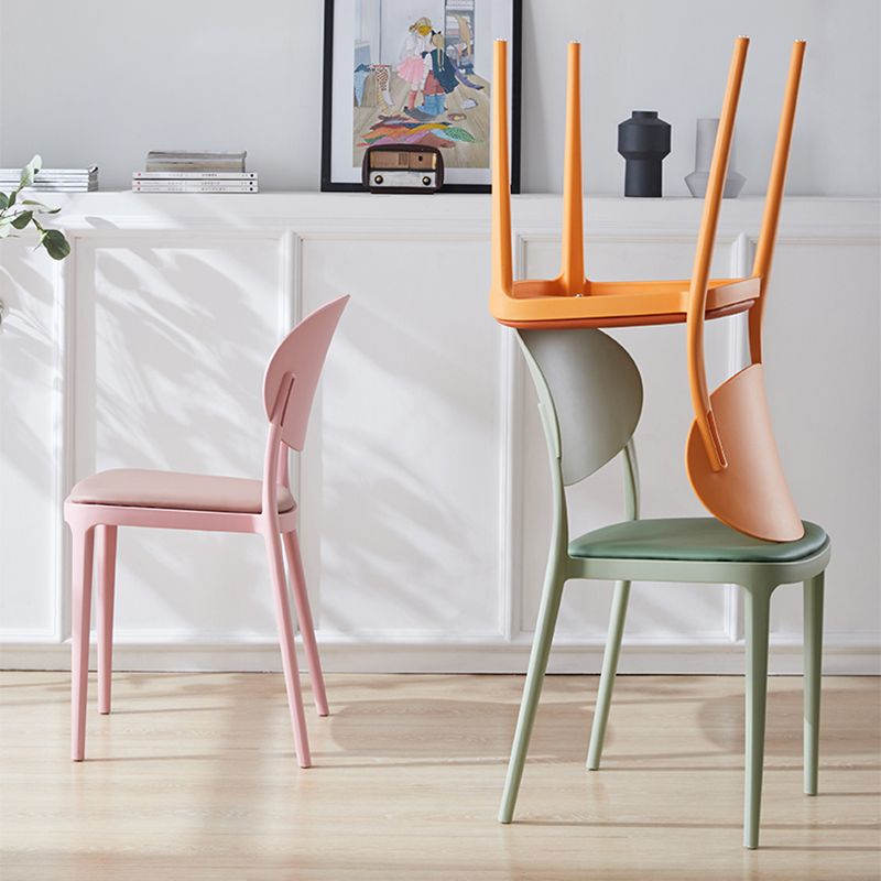 Silla de comedor de plástico escandinavo con respaldo abierto y acabado mate
