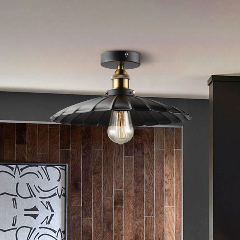 Luz de techo festoneada de metal para restaurante industrial cerca de la luz de techo en negro