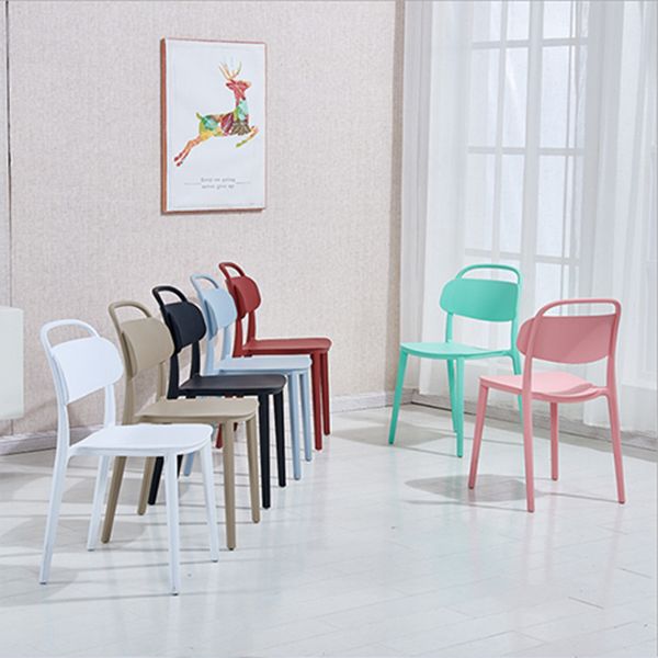 Chaise scandinave en plastique empilable à dossier ouvert au fini mat (Ensemble de 4)
