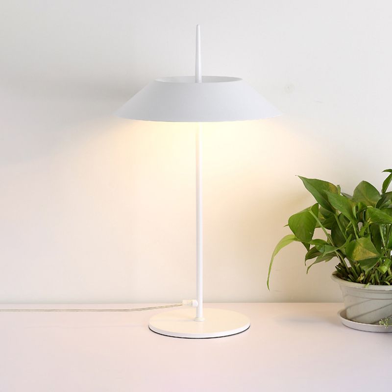 Table à cône Light Style Contemporain Metal LED Black / White / Gold Table Lampe pour le salon