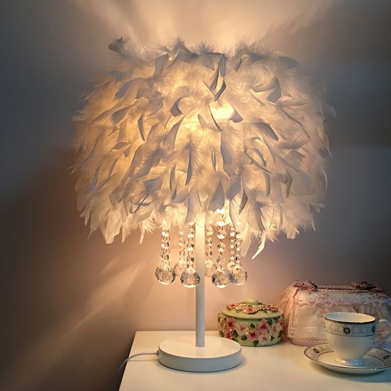 Feather Round Night Stand Lamp Light Contemporary 1-Bulb Red/Rosa/Purple Table Light con goccia di cristallo e base bianca/cromata