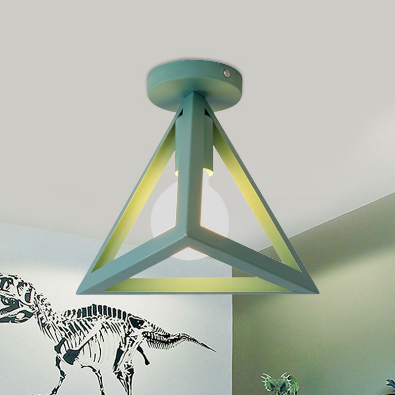 Lámpara de techo semi empotrada de jaula de alambre industrial retro con pantalla triangular Lámpara de techo de metal de 1 cabezal en negro/gris/blanco