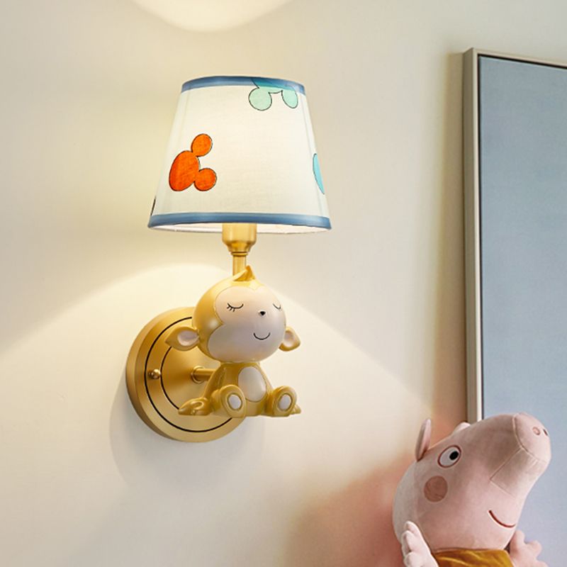 Monkey Creative Monkey Resin Wall Lighting 1 Light Sconce Light Seguit in oro con tonalità in tessuto