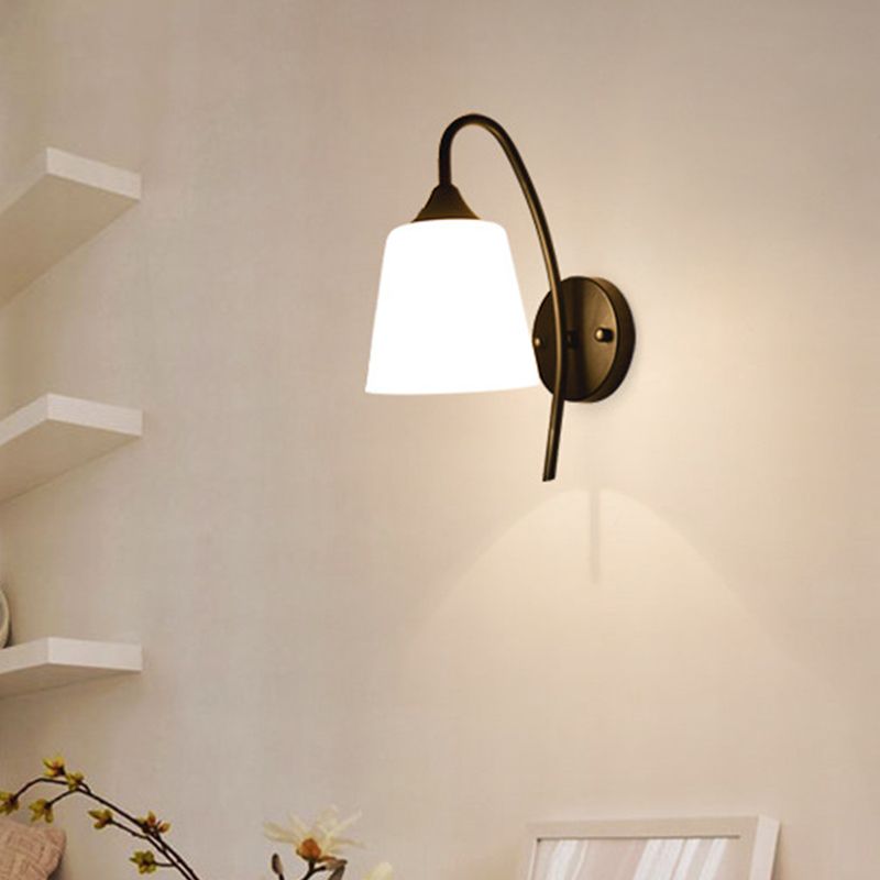 Finitura nera Luce da parete a collo di allevamento Rustico in metallo rustico 1 lampadina per la lampadina con tonalità in vetro di latte