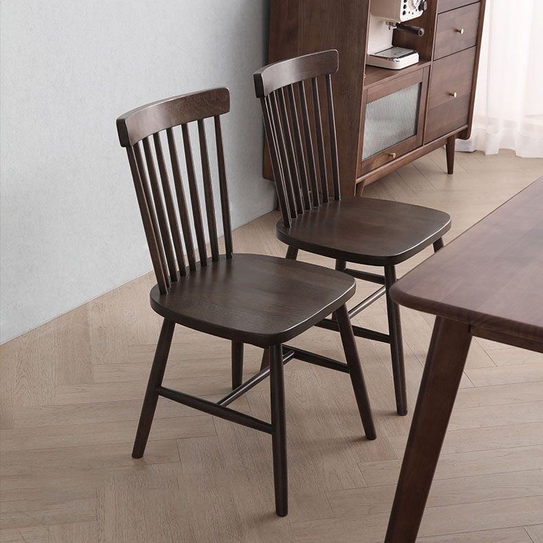 Sedia da sala da fuoco in legno scandinavo.