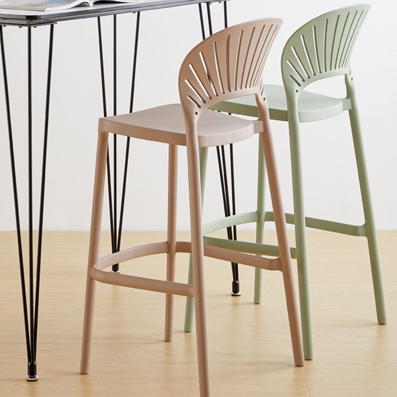 Taburete de bar de plástico de estilo moderno con reposapiés, taburete de bar apilable para exteriores con respaldo bajo