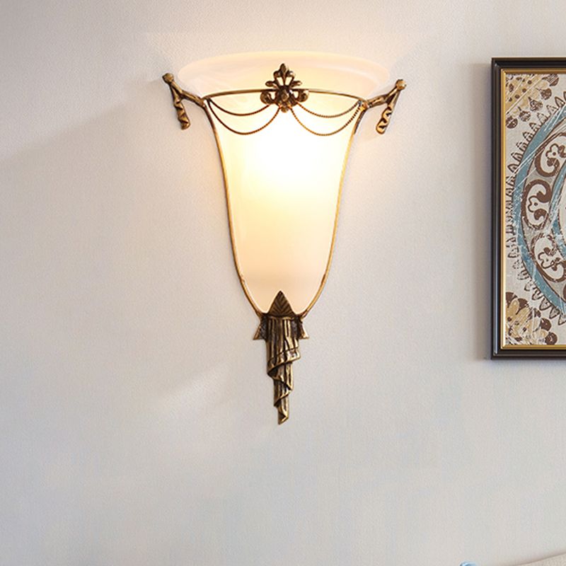 Brass Bell Sconce Traditionary Opal Glass 1 Luce montata a parete per il letto