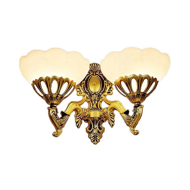 Montaggio murale lattente di vetro lattiginoso Antique a 2 teste Idee di illuminazione a parete in bronzo