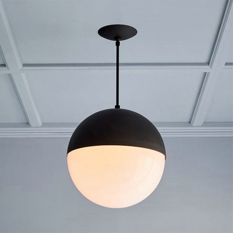 Lampada a ciondolo di sfera nera/oro Modernista 1 Light Aitura del soffitto in vetro opale per cucina