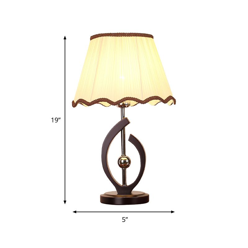 Eenmalige bol nachtkastje lamp traditionele geschulpte rand taps toeopplichtige stoffen tafellicht in beige met gebogen lijnbasis