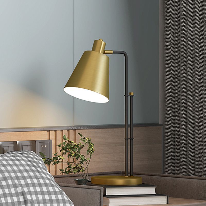 Modernité Table effilée éclairage en métal 1-Light Bedroom Night lampe en laiton avec base ronde