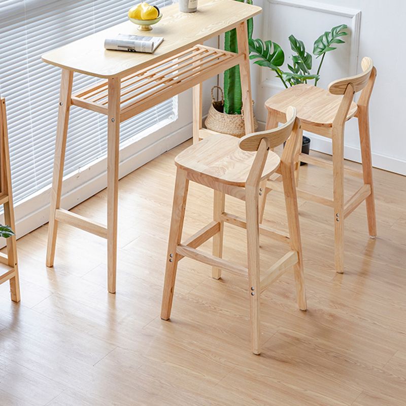 Tabouret de bar industriel à dossier bas en bois, haut et simple d'intérieur avec siège carré