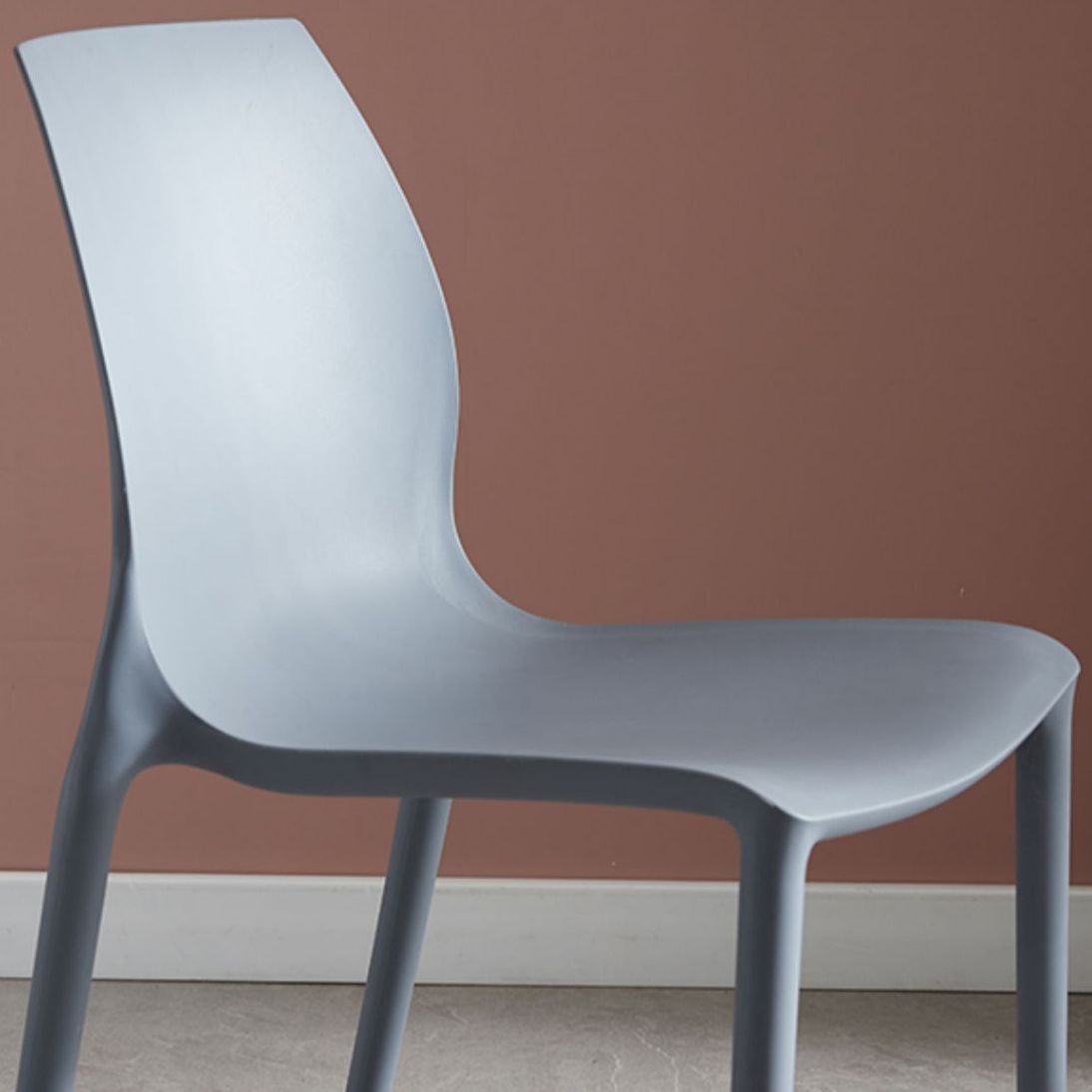 Sedie da pranzo moderne in plastica per interni in plastica.