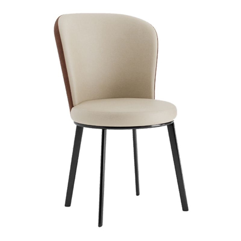 El lado contemporáneo del comedor preside la silla curvada de cuero mate de Parsons