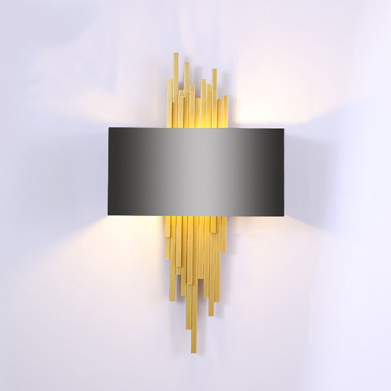 Luminaire en métal d'or postmoderne Lumièrement 2 bulbes d'éclairage mural mural pour chambre à coucher