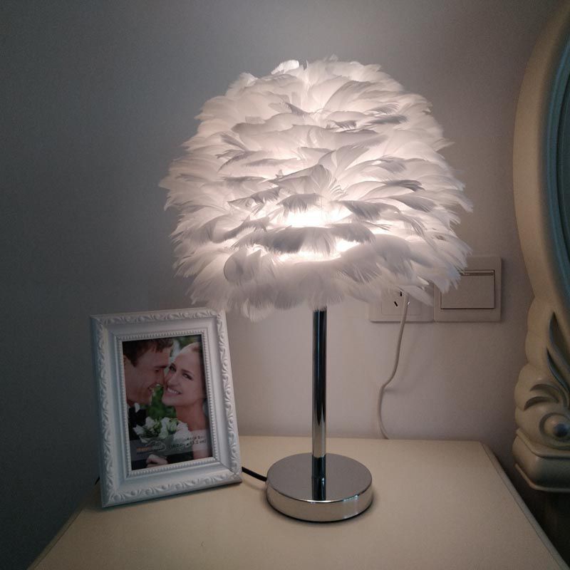 Lámpara de mesa de plumas contemporánea de la cama de la cama del mundo de la cama del mundo en blanco/gris/rosa