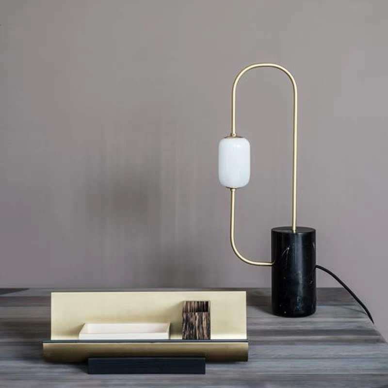 Lampada da tavolo Circuit Nightstand Light Designer in marmo a 1 luce nera e ottone con paralume ovale in vetro lattimo