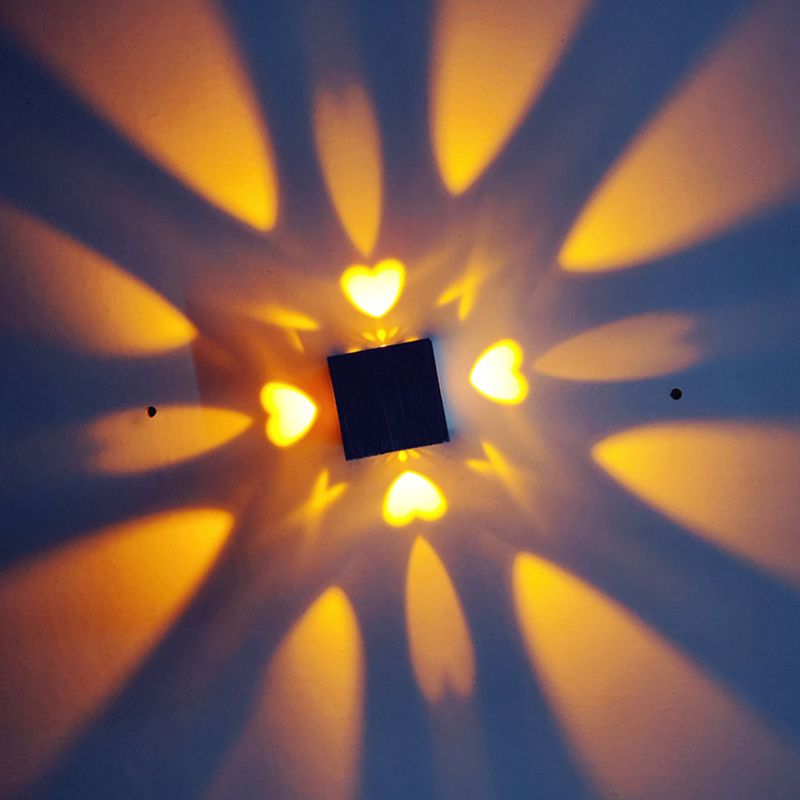 Luminaire de luminaire d'applique en forme de cœur moderne lampe murale à LED de fête de disco métallique en argent, violet / bleu / jaune lumière